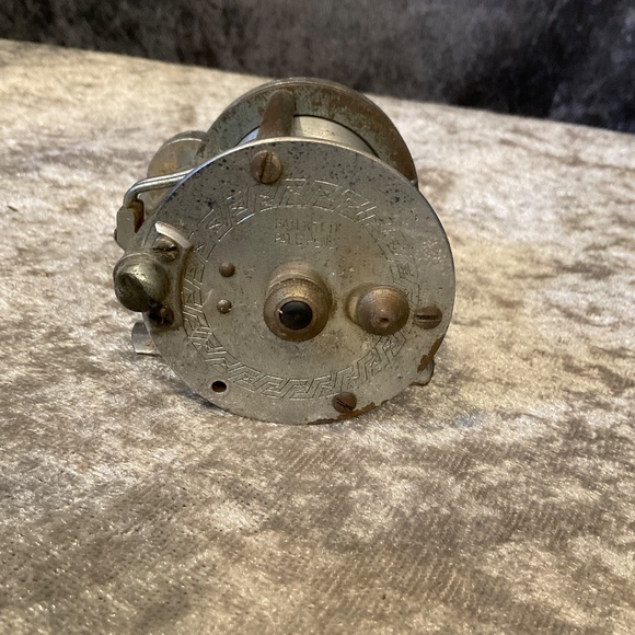 Vintage Pflueger Akron Bait Casting Reel 1893 - Picture 2 of 4